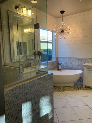 Combined shower/bathtub, towels, soap, shampoo