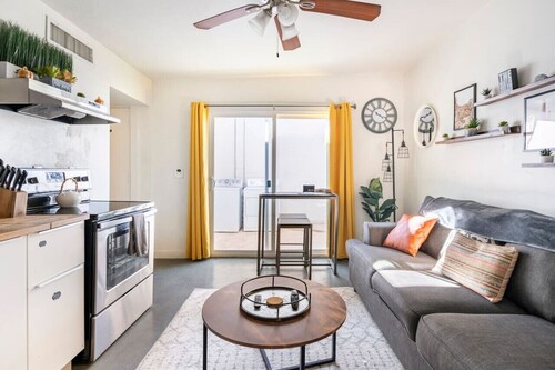 2BR Apt w/ BBQ & Parking – Spring Fling Stay