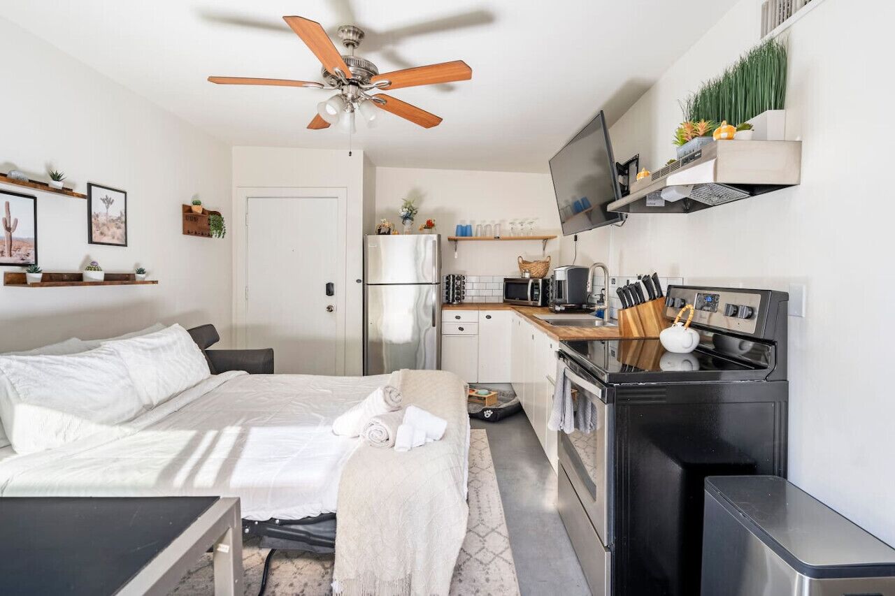 2 soverom, skrivebord, strykejern/-brett og wi-fi (inkludert)