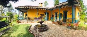 Property grounds - Finca Cocuyal... a whole live manger!! (Rionegro Antioquia)