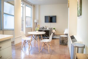 Dining - Trendy Loft with Private Patio in the Central Area of DTLA (Los Angeles)