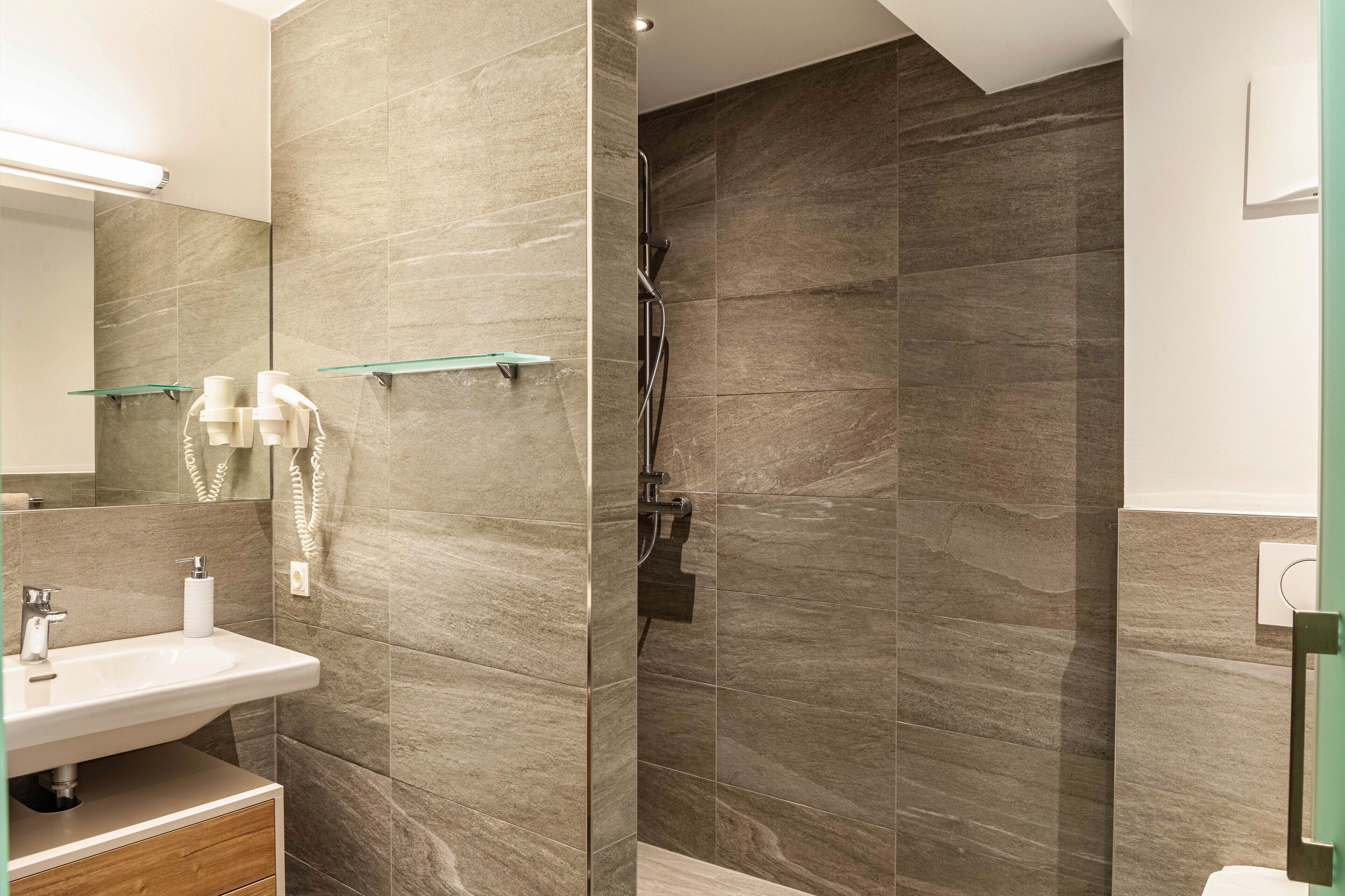 Shower, hair dryer, towels