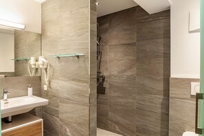 Dusche, Haartrockner, Handtücher