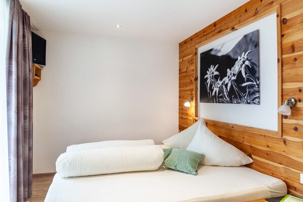 3 bedrooms, free WiFi, bed sheets