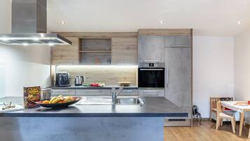 Fridge, oven, stovetop, dishwasher