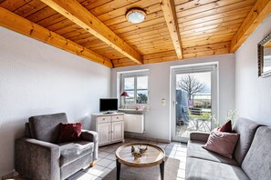 Living area - Holiday Apartment "Schipp Landen Frida" with Shared Garden & Wi-Fi (Schobüll)