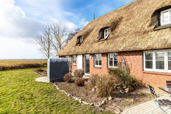 Property grounds - Holiday Apartment "Schipp Landen Frida" with Shared Garden & Wi-Fi (Schobüll)