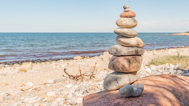 A stack of stones by a beach with the sea in the background. - Ferienhaus Amrai auf der Insel Rügen - Familienurlaub auf der Insel Rügen (Poseritz)