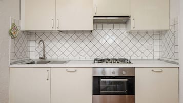 Frigorifero, microonde, forno, piano cottura