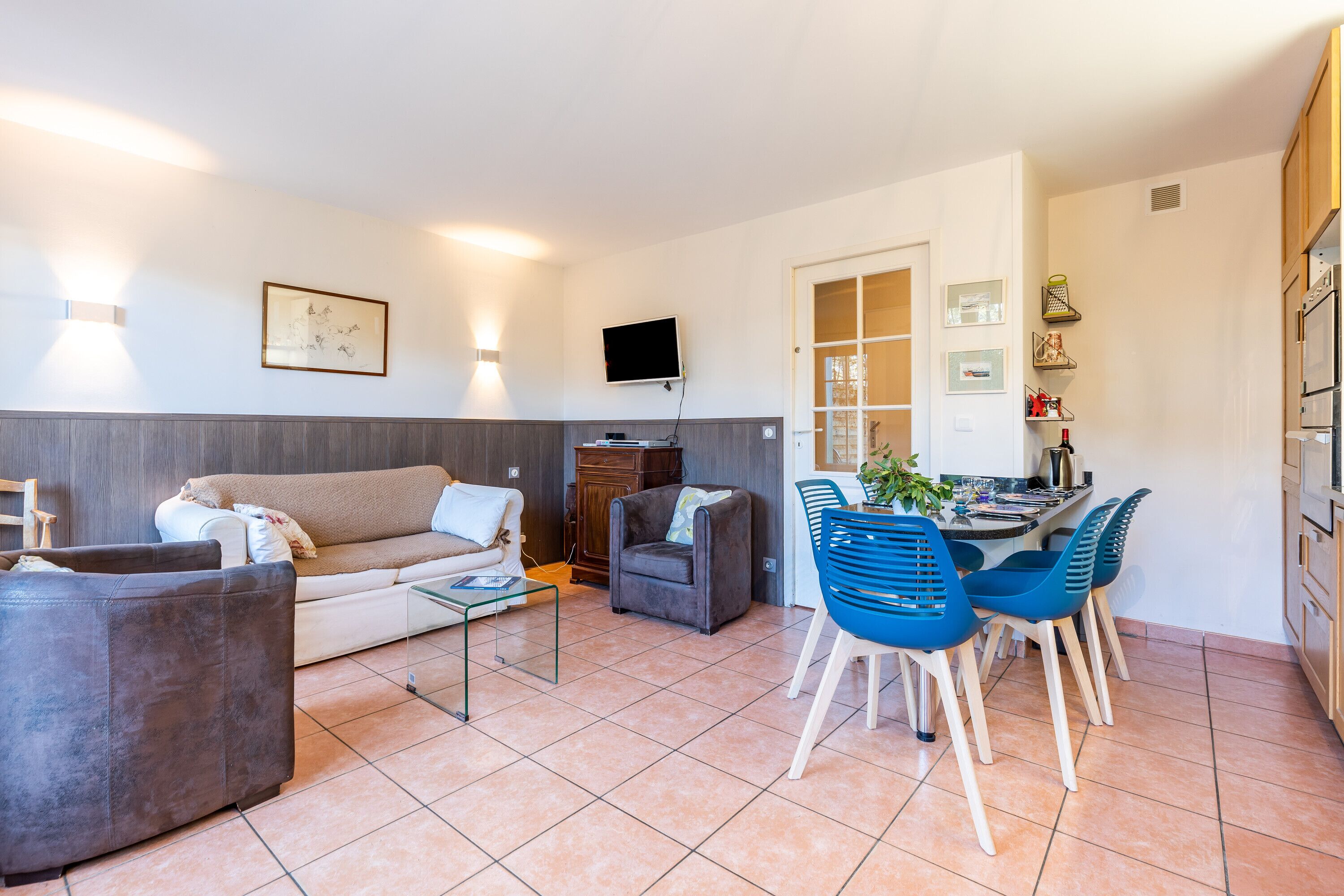 Una televisión, un reproductor de DVD, una mesa de tenis de mesa