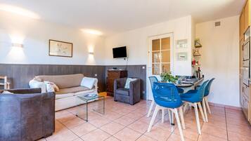 Una televisión, un reproductor de DVD, una mesa de tenis de mesa