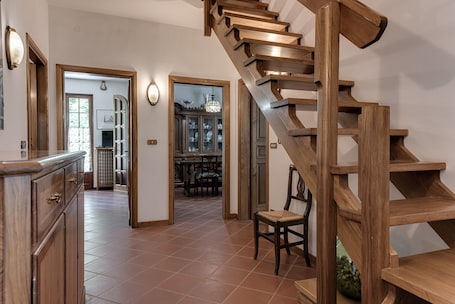 Interni. Casa vacanze 'Gigli Di Firenze' con vista sulle montagne, Wi-Fi e aria condizionata