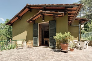 Outdoor dining - Holiday Home 'Gigli Di Firenze' with Mountain View, Wi-Fi and Air Conditioning (Rufina)