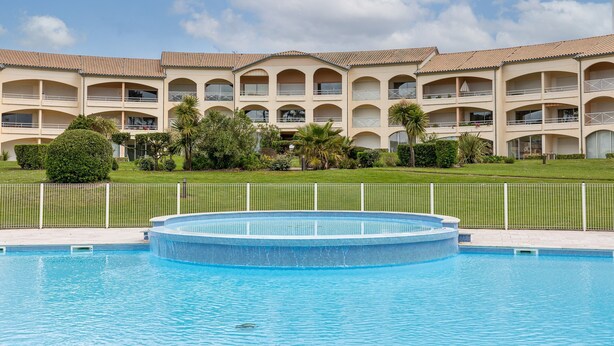 A hotel with a swimming pool, multiple balconies, and a well-maintained lawn. - Holiday Apartment "Résidence moderne avec piscine" with Shared Pool, Terrace & Wi-Fi (Moliets-et-Maa)