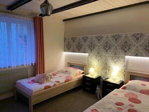 2 bedrooms, desk, iron/ironing board, free WiFi - Apartment "Bullentäle" with Shared Pool, Terrace & Wi-Fi (Albstadt)