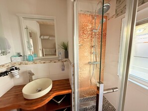 Shower, free toiletries, hair dryer, towels - Apartment "Bullentäle" with Shared Pool, Terrace & Wi-Fi (Albstadt)