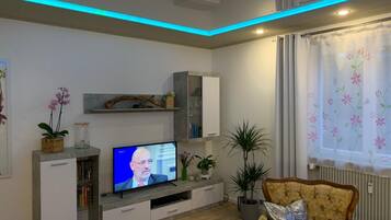 Una televisión, un reproductor de DVD, un reproductor estéreo