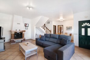 TV, fireplace