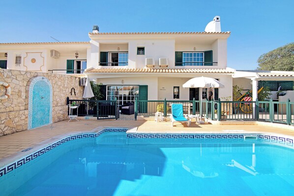 Pool - Holiday Home "Villa Catarina" with Pool & Wi-Fi (Albufeira)