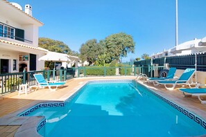 Pool - Holiday Home "Villa Catarina" with Pool & Wi-Fi (Albufeira)