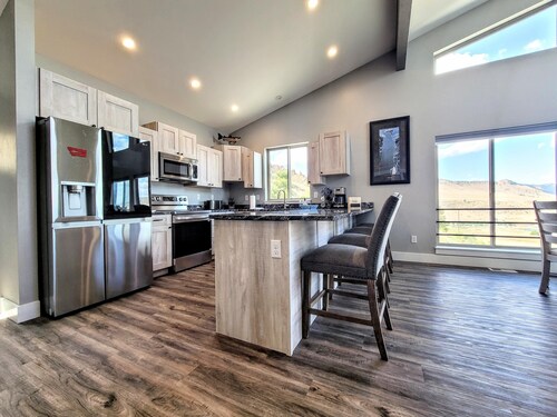 BEAUTIFUL NEW home with THE BEST VIEWS OF THE MISSOURI RIVER