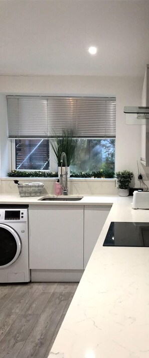 Kjøleskap, mikrobølgeovn, ovn og kokeplater