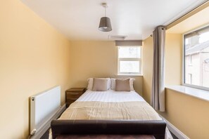 2 habitaciones, tabla de planchar con plancha, wifi y ropa de cama 