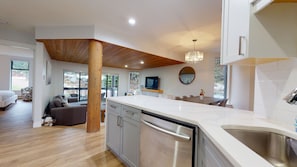 Full-sized fridge, microwave, oven, stovetop