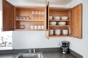 Interior - Beautiful Central Square 2BR nr T, by Blueground (Cambridge)