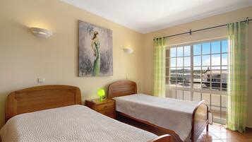 5 slaapkamers, een strijkplank/strijkijzer, gratis wifi, beddengoed