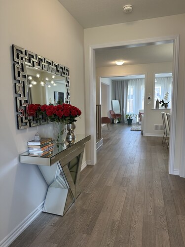 Beautiful newly built house, 10 mins drive away  from Niagara Falls &outlet mall