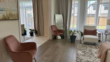 Una Smart TV, una chimenea, una impresora