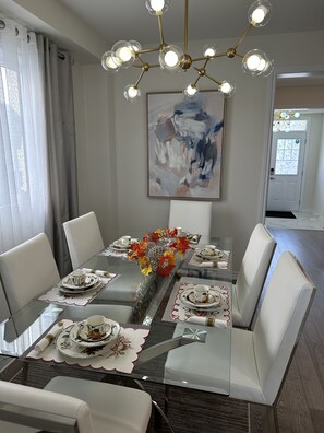 Dining - Beautiful newly built house, 10 mins drive away  from Niagara Falls &outlet mall (Thorold)