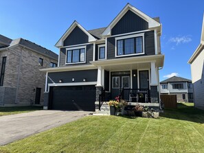 Exterior - Beautiful newly built house, 10 mins drive away  from Niagara Falls &outlet mall (Thorold)