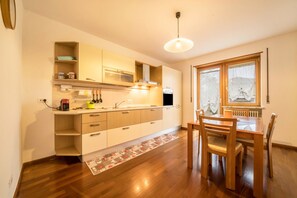 Kühlschrank, Ofen, Herdplatte, Wasserkocher mit Kaffee-/Teezubehör