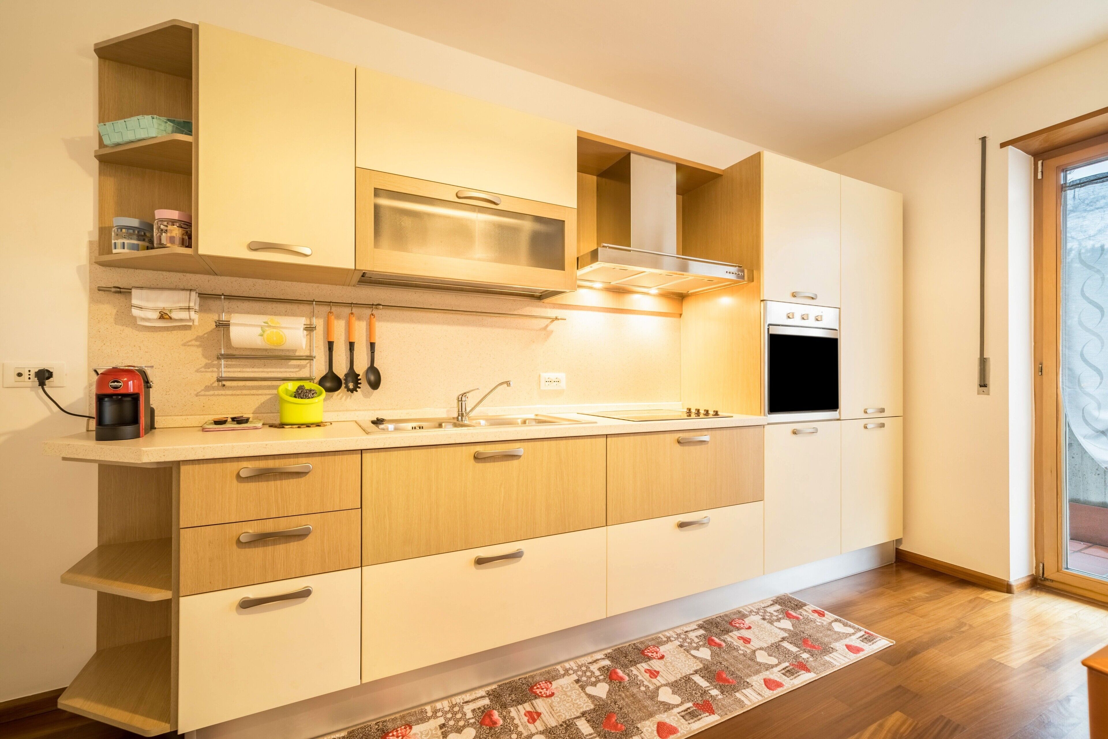 Fridge, oven, stovetop, coffee/tea maker