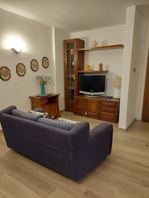 TV - Holiday Apartment "Sweet Dreams" with Mountain View, Balconies & Wi-Fi (Merano)