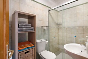 Shower, hair dryer, towels - Holiday Home "Casa Lía" with Wi-Fi (La Santa)