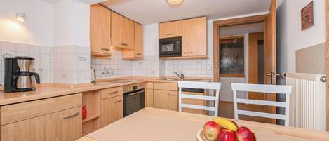 Coffee/tea maker, fridge, microwave, oven