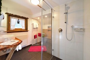 Dusche, Haartrockner, Handtücher