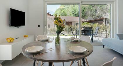 Apartment "Haus Weinblick Apt 3" with Mountain View, Terrace & Wi-Fi