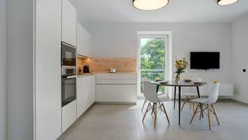 Kühlschrank, Mikrowelle, Ofen, Herdplatte