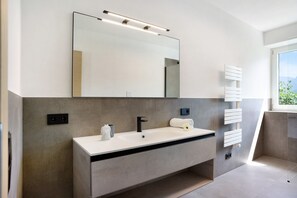 Doccia, asciugacapelli, asciugamani