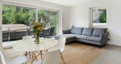 Holiday Apartment "Haus Weinblick 5" with Mountain View, Garden & Wi-Fi