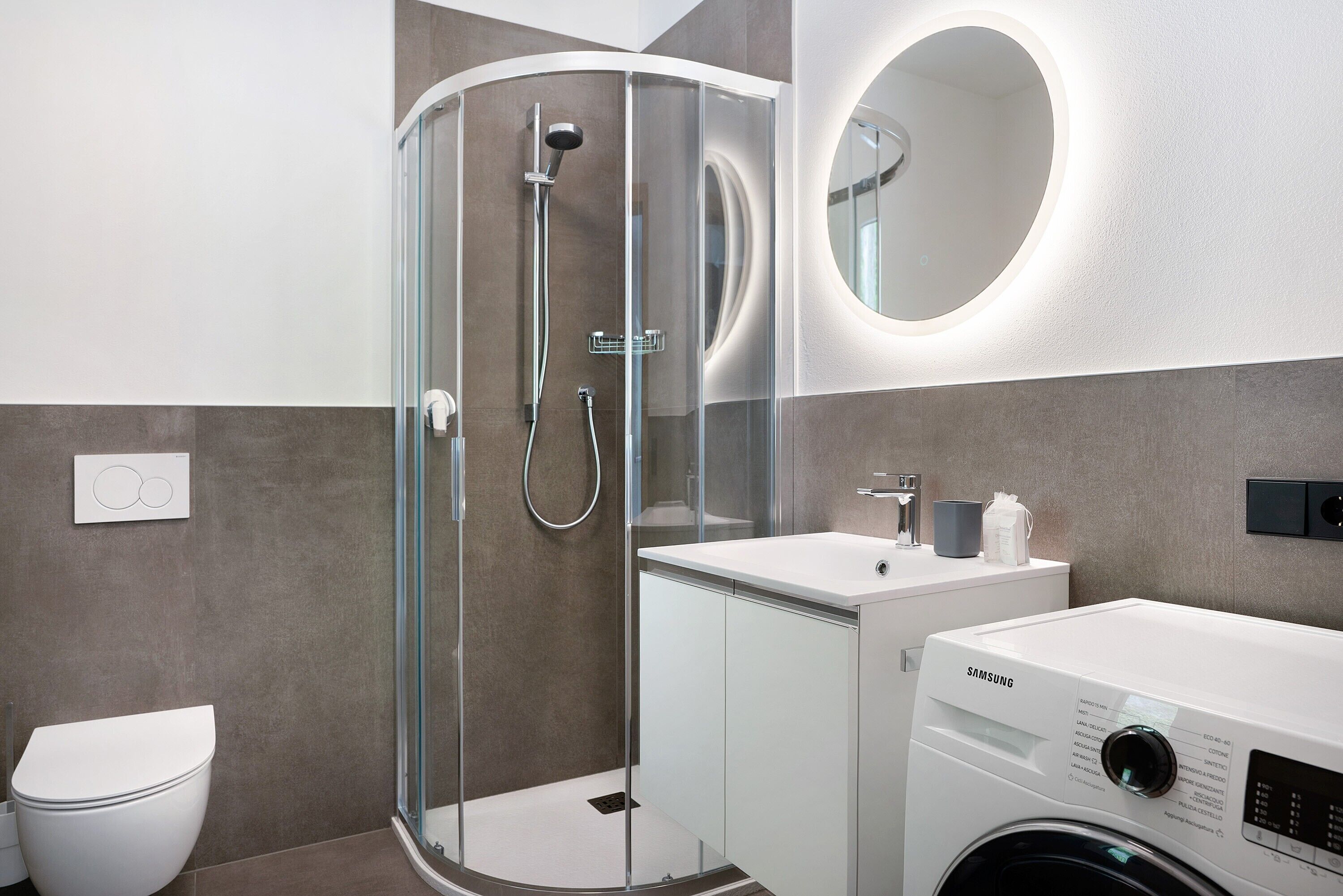 Een douche, een haardroger, handdoeken