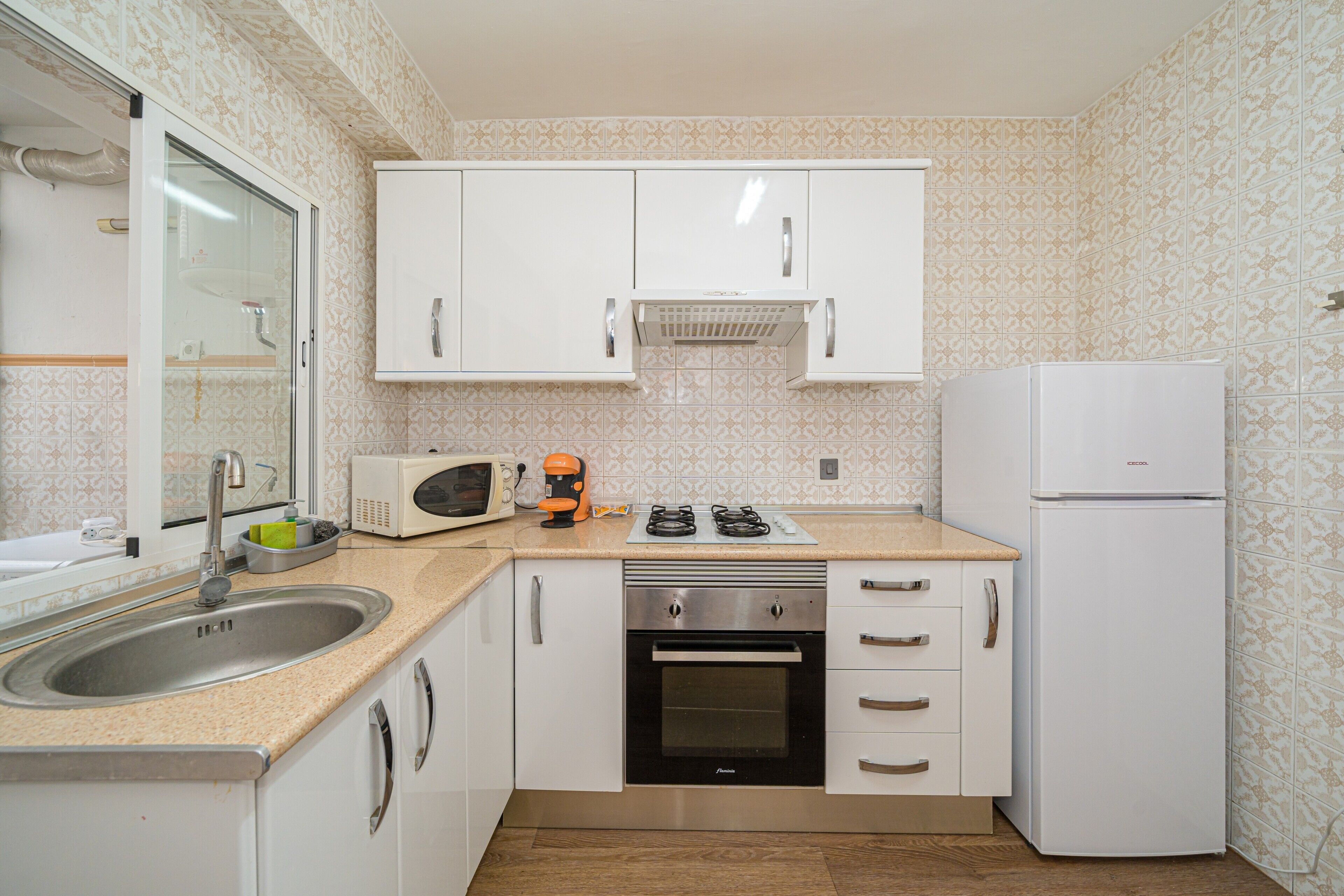 Frigorífico, microondas, horno y placa de cocina