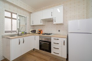 Kylskåp, mikrovågsugn, ugn och spishäll