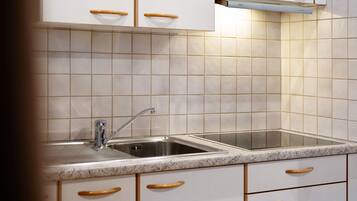 Fridge, stovetop, coffee/tea maker, electric kettle