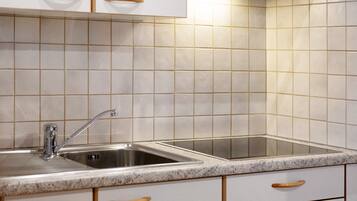 Frigorífico, placa de cocina, cafetera o tetera y hervidor eléctrico