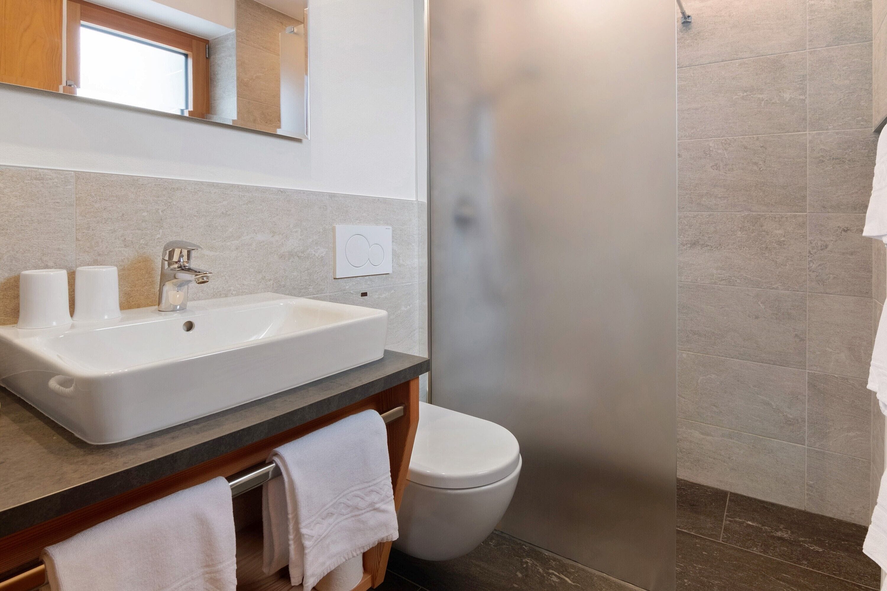 Een douche, een haardroger, handdoeken